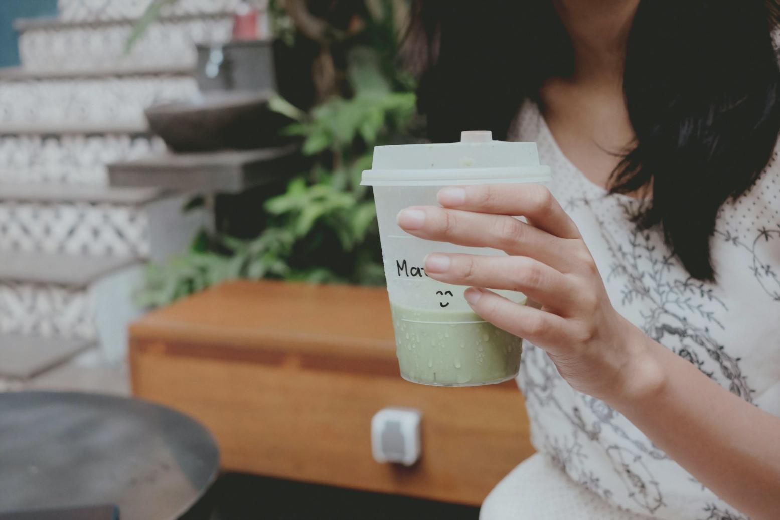 Ambiente di lavoro organizzato con strumenti professionali per la nail art