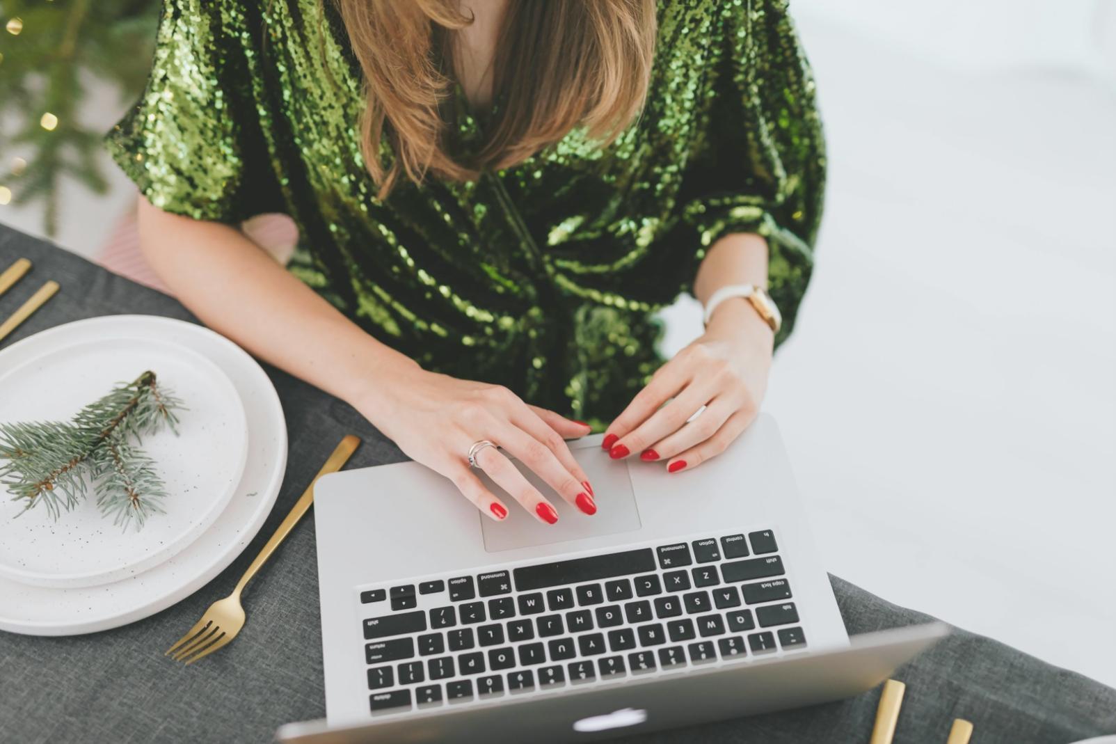 Dettaglio di strumenti per manicure disposti con precisione