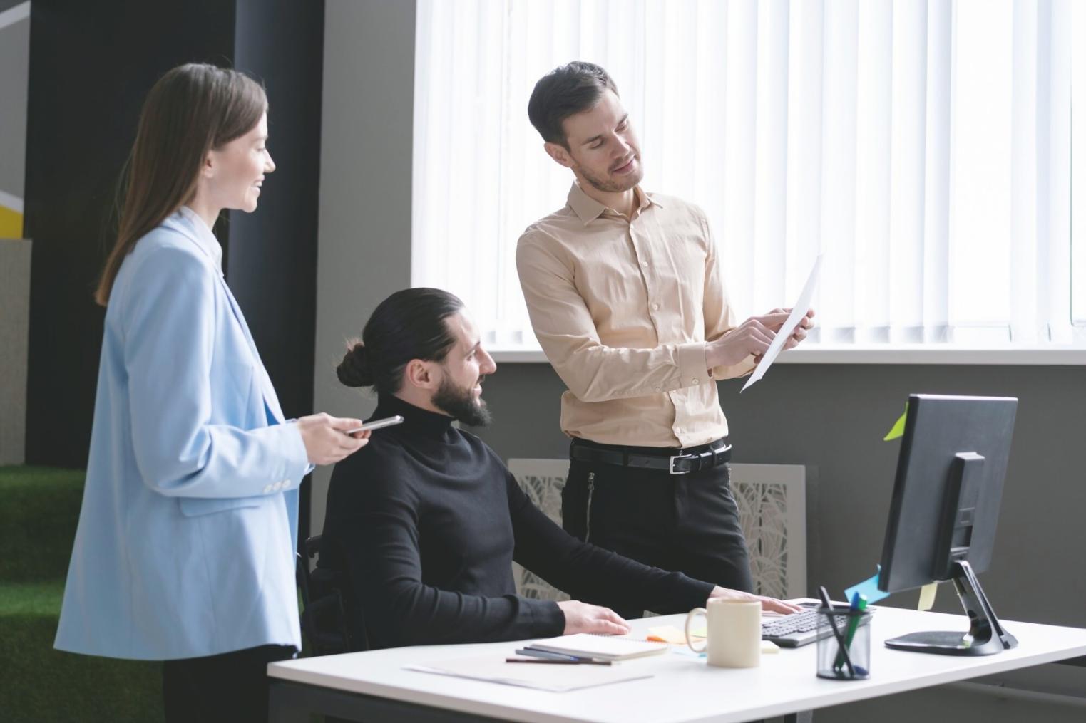 Ambiente professionale di lavoro nel centro estetico con attrezzature moderne per la cura delle unghie
